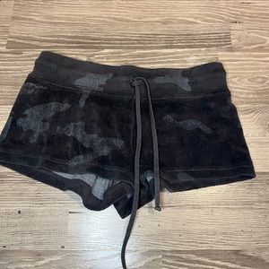 Hard Tail grey low rise camo shorts, size juniors L